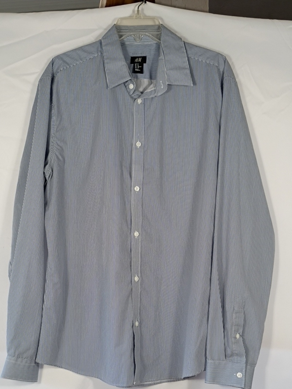 EUC H&M Men's Blue And White Pinstripe Long Sleeve Button Up Dress Shirt Sz XL